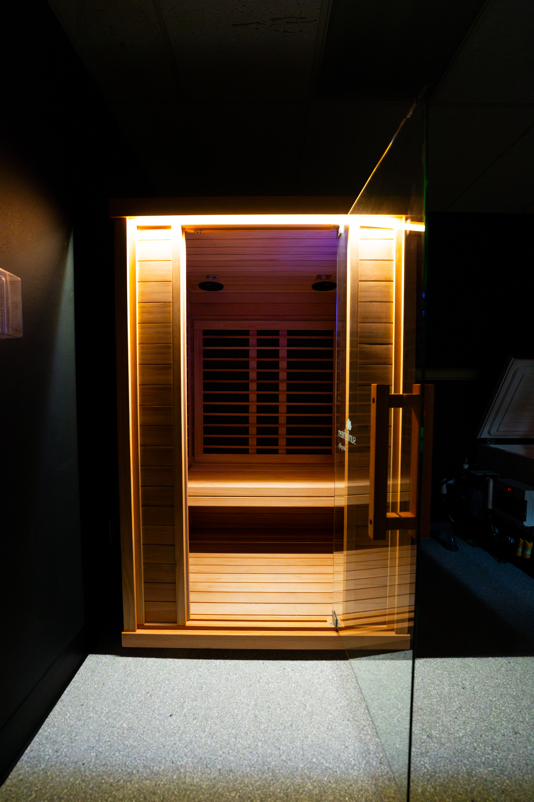 Full-spectrum sauna
